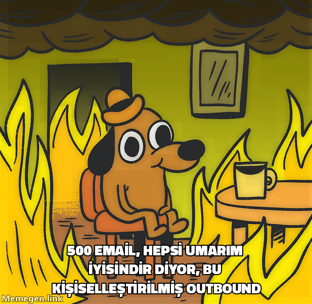 This is fine köpek meme: 500 email hepsi umarım iyisindir diyor, bu kişiselleştirilmiş outbound