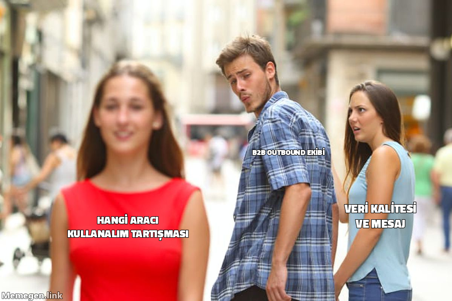 Distracted Boyfriend meme: B2B outbound ekibi hangi aracı kullanalım tartismasina bakiyor, veri kalitesi ve mesaji gormezden geliyor